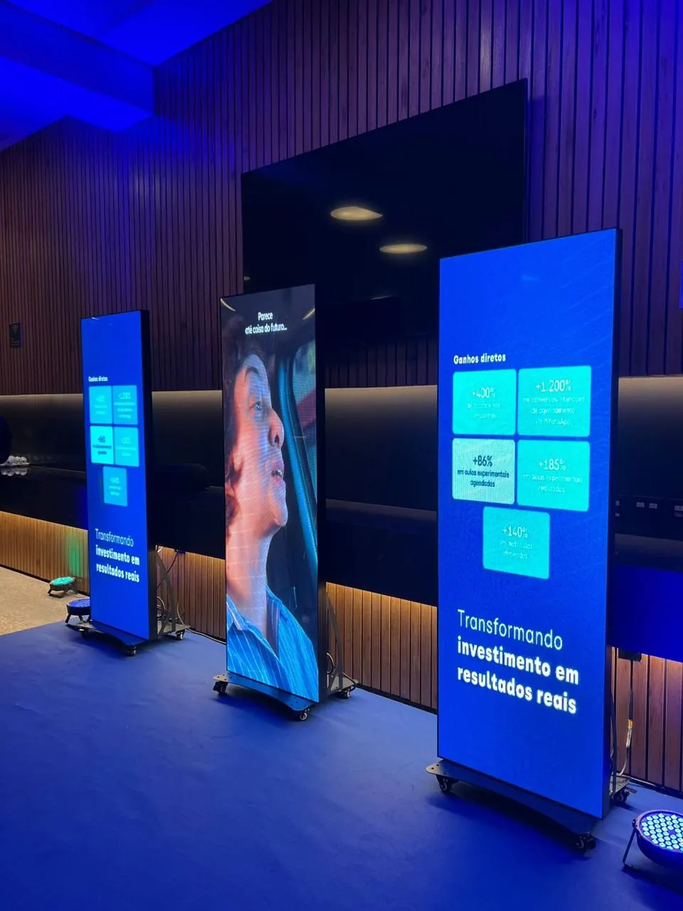 Totens de LED instalados em espaço de evento