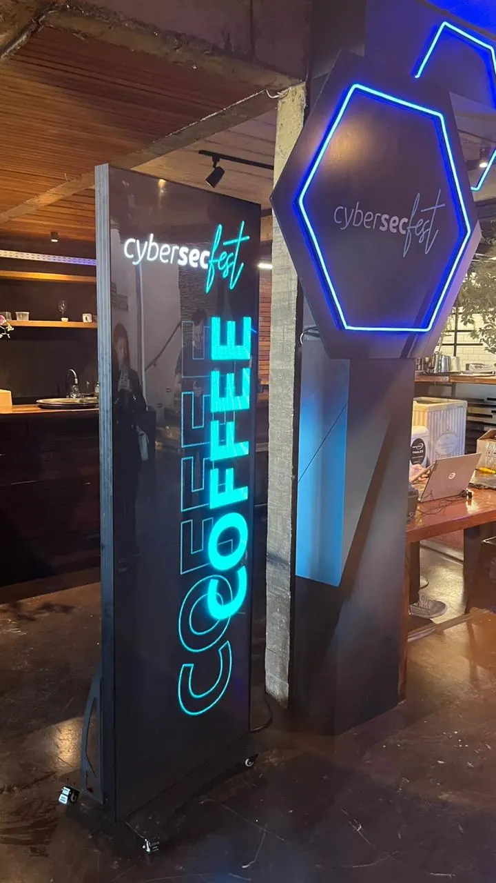 Totem touch screen em estande de feira em BH