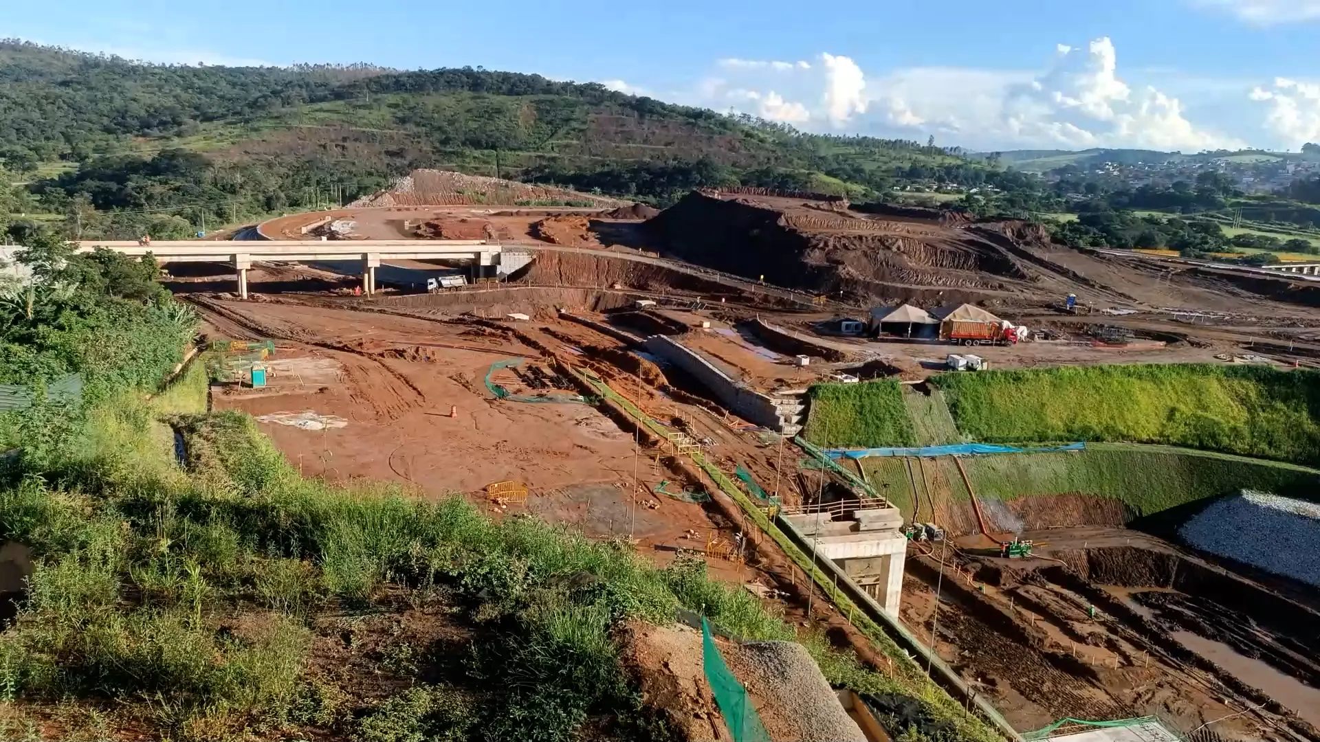 Canteiro de obra fotografado em time-lapse